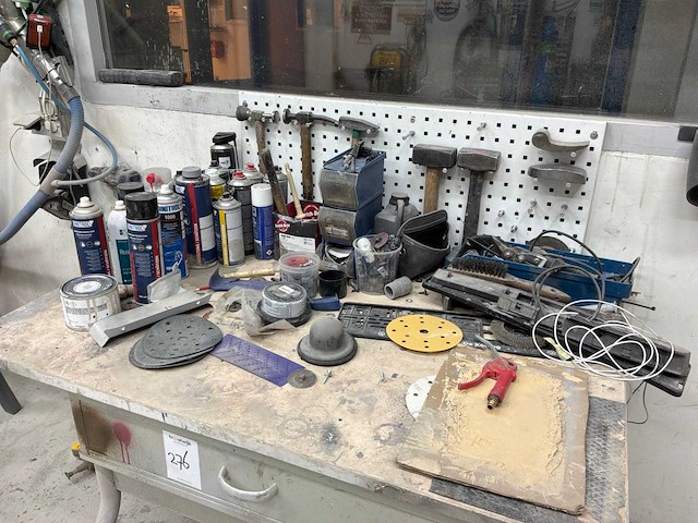 Metalen werktafel met inhoud - afbeelding 2 van  4