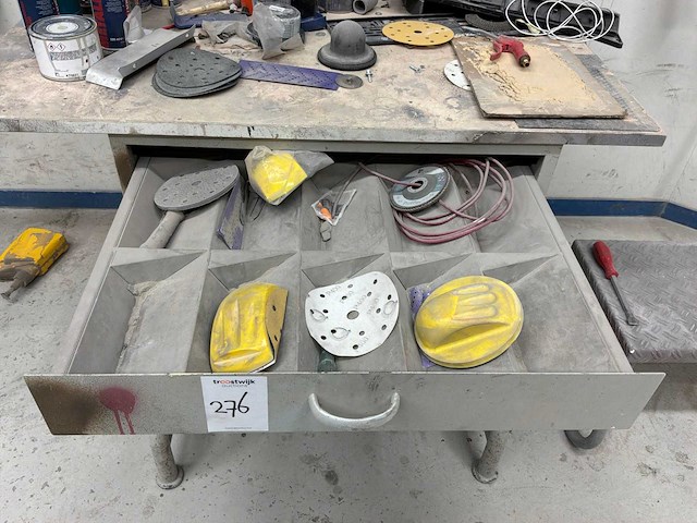 Metalen werktafel met inhoud - afbeelding 3 van  4