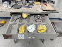 Metalen werktafel met inhoud - afbeelding 3 van  4