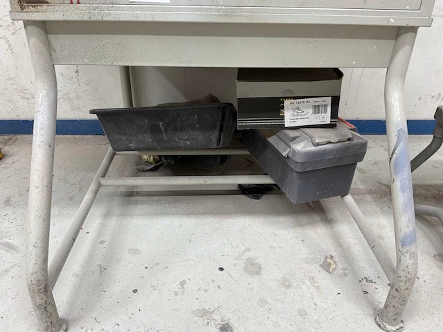Metalen werktafel met inhoud - afbeelding 4 van  4
