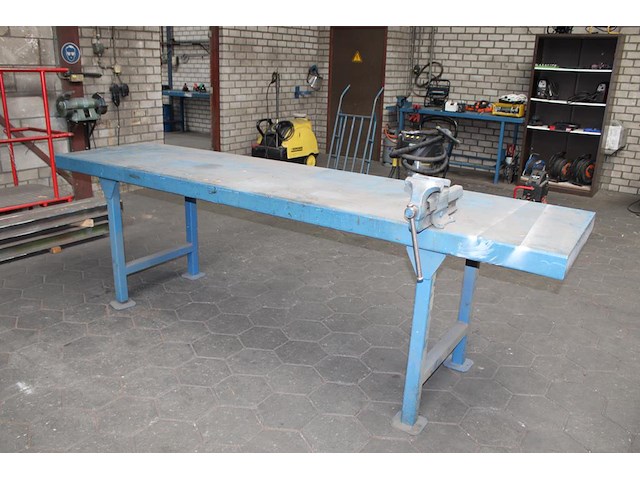 Metalen werktafel met opgebouwde bankschroef. afmeting 297 x 75 x 91 cm. - afbeelding 1 van  4