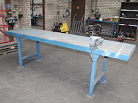 Metalen werktafel met opgebouwde bankschroef. afmeting 297 x 75 x 91 cm. - afbeelding 1 van  4