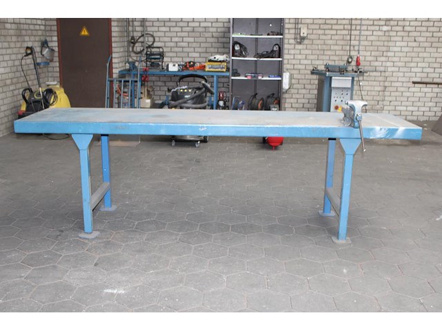 Metalen werktafel met opgebouwde bankschroef. afmeting 297 x 75 x 91 cm. - afbeelding 2 van  4