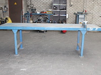 Metalen werktafel met opgebouwde bankschroef. afmeting 297 x 75 x 91 cm. - afbeelding 2 van  4