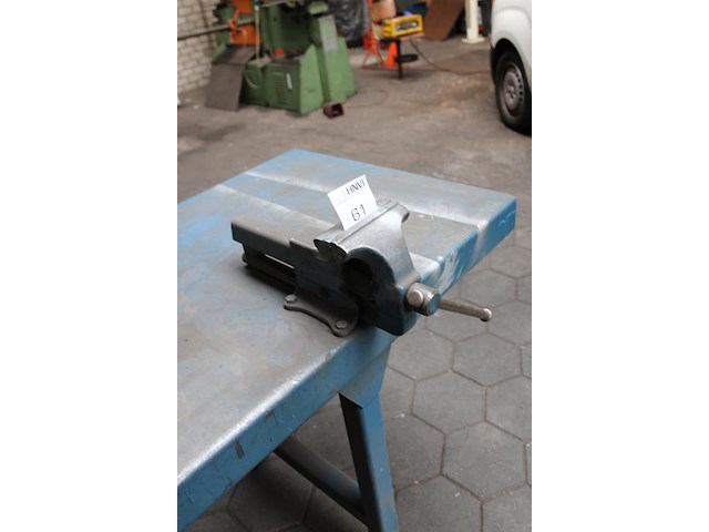 Metalen werktafel met opgebouwde bankschroef. afmeting 297 x 75 x 91 cm. - afbeelding 3 van  4