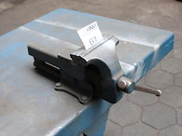 Metalen werktafel met opgebouwde bankschroef. afmeting 297 x 75 x 91 cm. - afbeelding 3 van  4