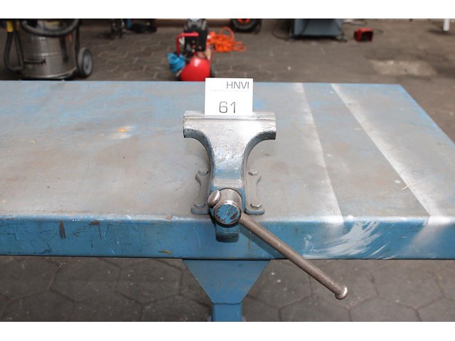 Metalen werktafel met opgebouwde bankschroef. afmeting 297 x 75 x 91 cm. - afbeelding 4 van  4