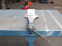 Metalen werktafel met opgebouwde bankschroef. afmeting 297 x 75 x 91 cm. - afbeelding 4 van  4