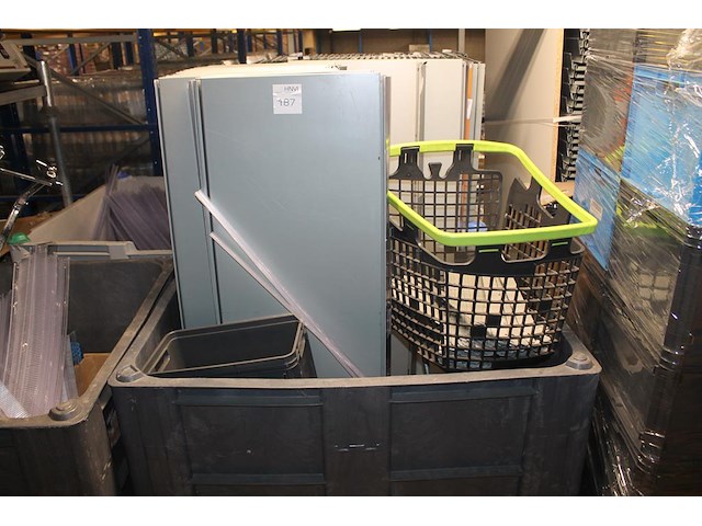 Metalen winkelstelling onderdelen en legborden in en op 17 pallets en 20 kunststof boxen op entresol. - afbeelding 1 van  4