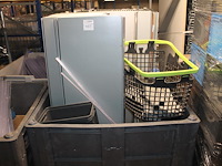 Metalen winkelstelling onderdelen en legborden in en op 17 pallets en 20 kunststof boxen op entresol. - afbeelding 1 van  4