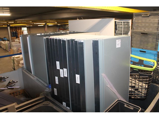 Metalen winkelstelling onderdelen en legborden in en op 17 pallets en 20 kunststof boxen op entresol. - afbeelding 2 van  4