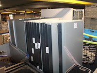 Metalen winkelstelling onderdelen en legborden in en op 17 pallets en 20 kunststof boxen op entresol. - afbeelding 2 van  4