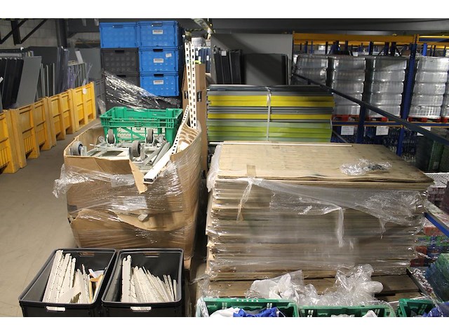 Metalen winkelstelling onderdelen en legborden in en op 17 pallets en 20 kunststof boxen op entresol. - afbeelding 3 van  4