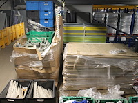 Metalen winkelstelling onderdelen en legborden in en op 17 pallets en 20 kunststof boxen op entresol. - afbeelding 3 van  4