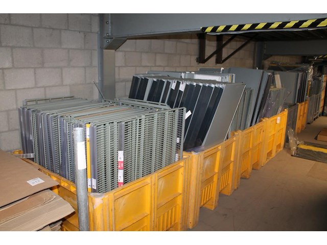 Metalen winkelstelling onderdelen en legborden in en op 17 pallets en 20 kunststof boxen op entresol. - afbeelding 4 van  4
