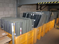 Metalen winkelstelling onderdelen en legborden in en op 17 pallets en 20 kunststof boxen op entresol. - afbeelding 4 van  4