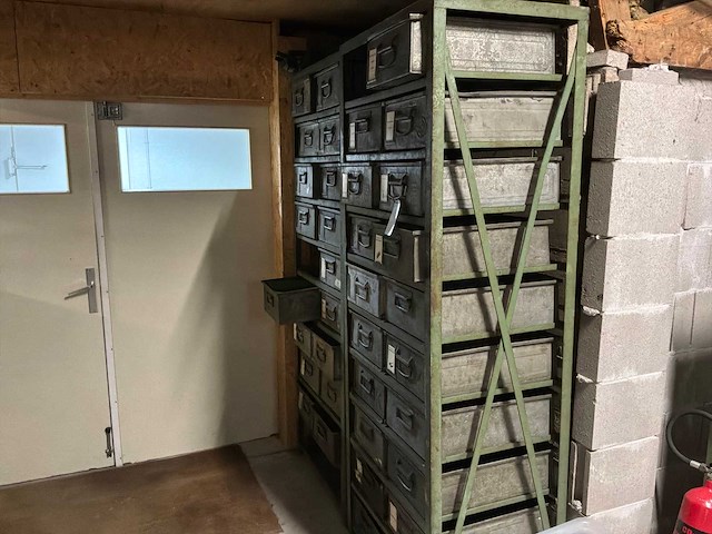 Metalenkast inclusief inhoud (9x) - afbeelding 1 van  4