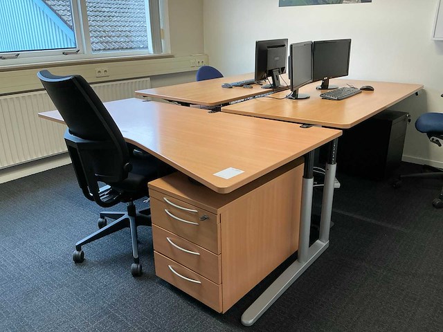 Metra en steelcase werkplek (3x) - afbeelding 1 van  15