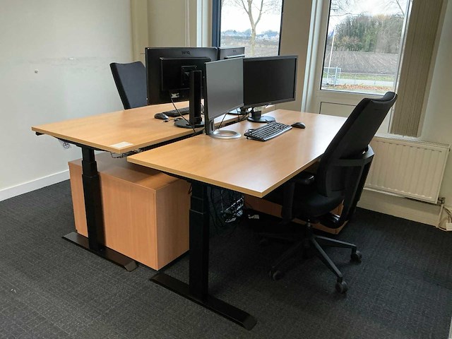 Metra en steelcase werkplek (3x) - afbeelding 1 van  13