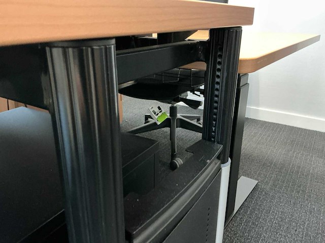 Metra en steelcase werkplek (4x) - afbeelding 15 van  16