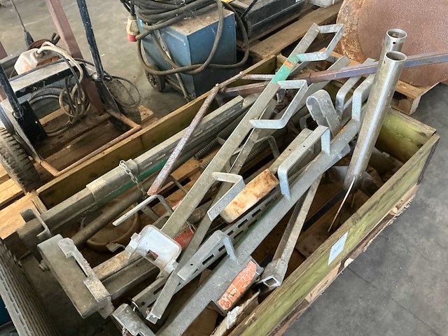 Metselstempels en divers overige aannemersmateriaal - afbeelding 2 van  3