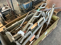 Metselstempels en divers overige aannemersmateriaal - afbeelding 2 van  3