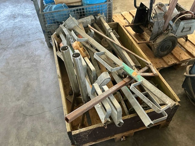 Metselstempels en divers overige aannemersmateriaal - afbeelding 3 van  3