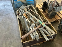 Metselstempels en divers overige aannemersmateriaal - afbeelding 3 van  3