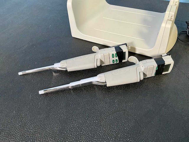 Mettler toledo - e3 rapid - pipette laadstation en 2 pipetten - 2015 - afbeelding 2 van  5