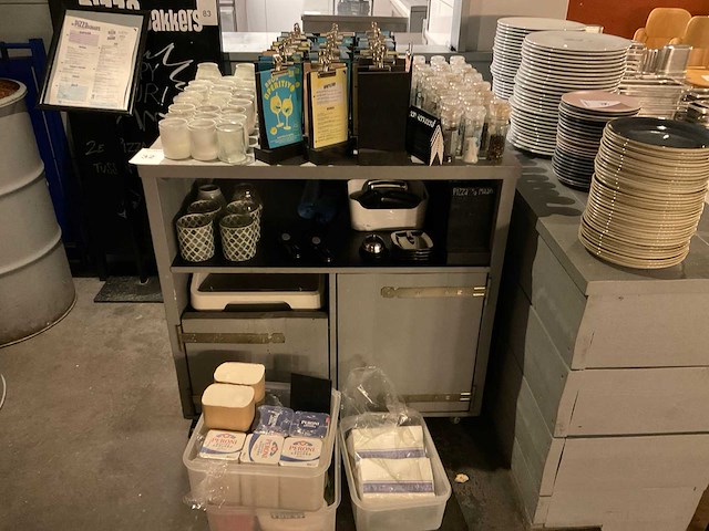 Meubel met kaarthouders en kaarsjes - afbeelding 1 van  14