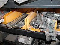 Meubelmontagematerialen waaronder scharnieren, ladegeleiders, val/klapscharnieren, plankendragers, wieltjes... - afbeelding 2 van  16