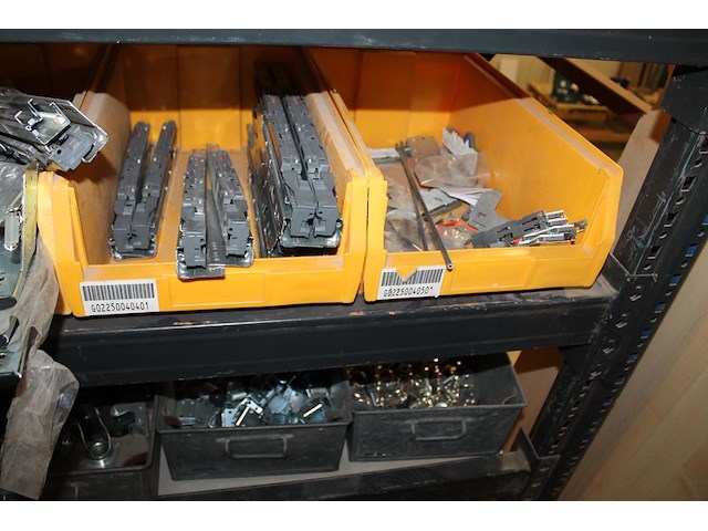 Meubelmontagematerialen waaronder scharnieren, ladegeleiders, val/klapscharnieren, plankendragers, wieltjes... - afbeelding 3 van  16