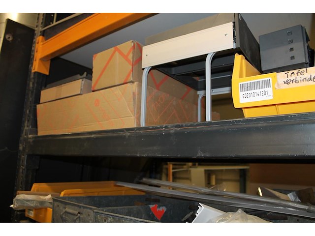 Meubelmontagematerialen waaronder scharnieren, ladegeleiders, val/klapscharnieren, plankendragers, wieltjes... - afbeelding 4 van  16