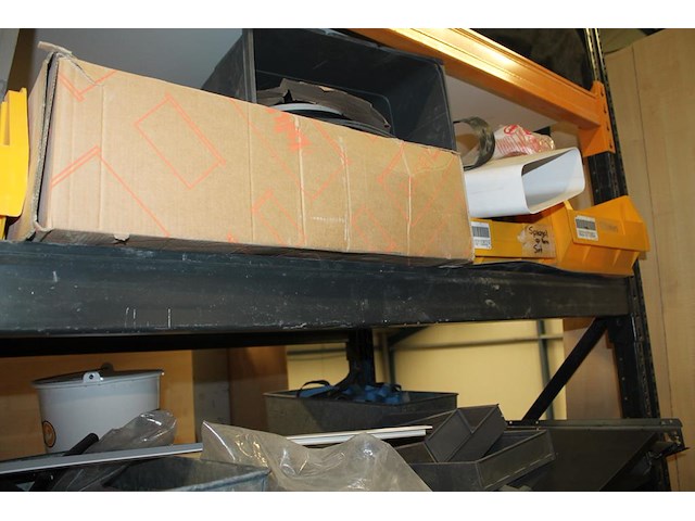 Meubelmontagematerialen waaronder scharnieren, ladegeleiders, val/klapscharnieren, plankendragers, wieltjes... - afbeelding 5 van  16