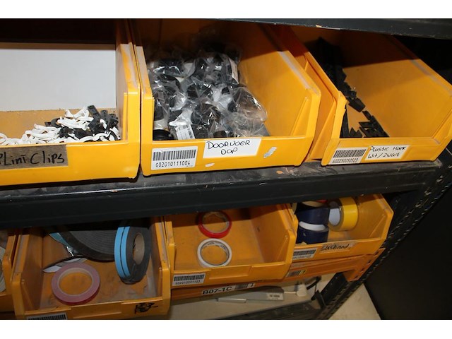 Meubelmontagematerialen waaronder scharnieren, ladegeleiders, val/klapscharnieren, plankendragers, wieltjes... - afbeelding 7 van  16