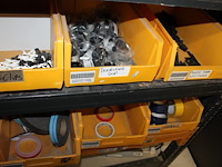 Meubelmontagematerialen waaronder scharnieren, ladegeleiders, val/klapscharnieren, plankendragers, wieltjes... - afbeelding 7 van  16