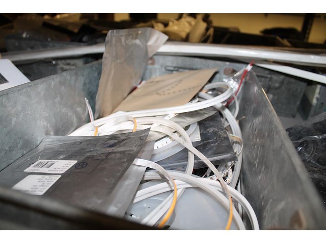 Meubelmontagematerialen waaronder scharnieren, ladegeleiders, val/klapscharnieren, plankendragers, wieltjes... - afbeelding 8 van  16