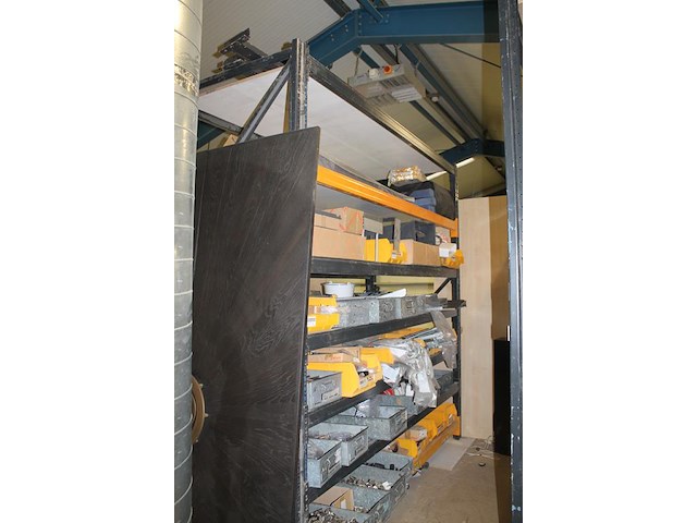 Meubelmontagematerialen waaronder scharnieren, ladegeleiders, val/klapscharnieren, plankendragers, wieltjes... - afbeelding 1 van  16