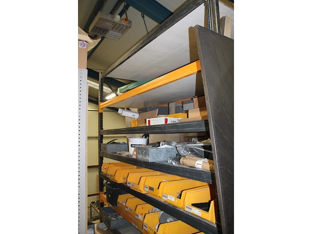 Meubelmontagematerialen waaronder scharnieren, ladegeleiders, val/klapscharnieren, plankendragers, wieltjes... - afbeelding 9 van  16