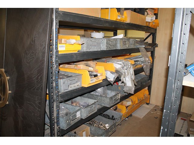 Meubelmontagematerialen waaronder scharnieren, ladegeleiders, val/klapscharnieren, plankendragers, wieltjes... - afbeelding 10 van  16