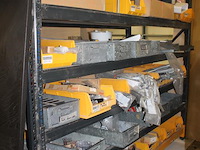 Meubelmontagematerialen waaronder scharnieren, ladegeleiders, val/klapscharnieren, plankendragers, wieltjes... - afbeelding 11 van  16