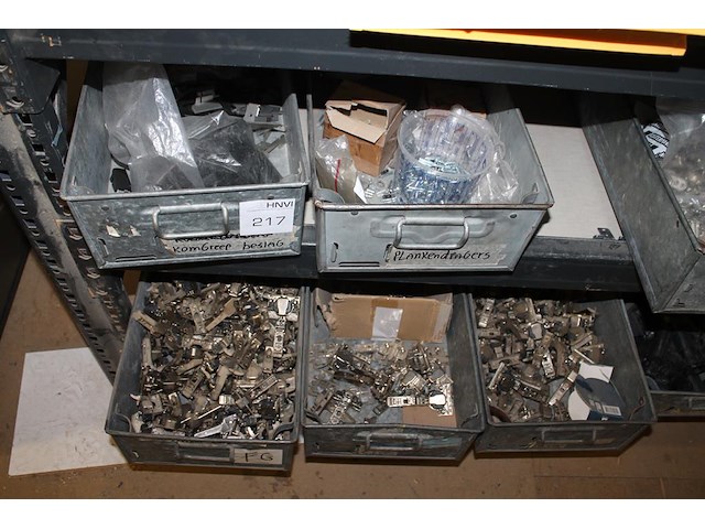 Meubelmontagematerialen waaronder scharnieren, ladegeleiders, val/klapscharnieren, plankendragers, wieltjes... - afbeelding 12 van  16