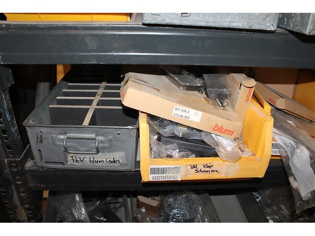 Meubelmontagematerialen waaronder scharnieren, ladegeleiders, val/klapscharnieren, plankendragers, wieltjes... - afbeelding 13 van  16