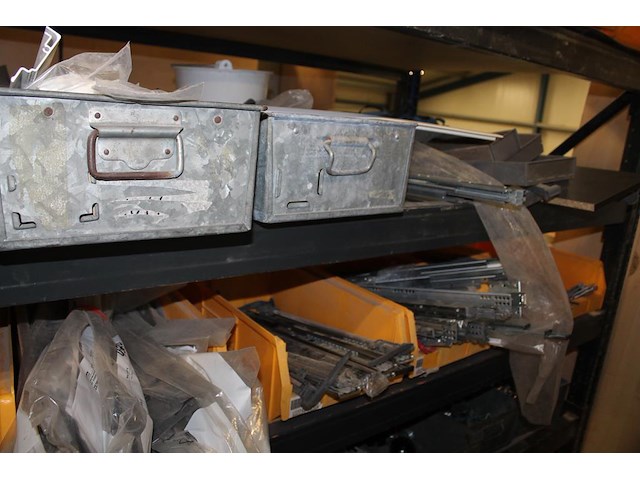 Meubelmontagematerialen waaronder scharnieren, ladegeleiders, val/klapscharnieren, plankendragers, wieltjes... - afbeelding 15 van  16