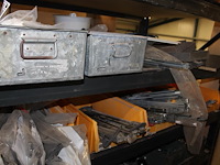 Meubelmontagematerialen waaronder scharnieren, ladegeleiders, val/klapscharnieren, plankendragers, wieltjes... - afbeelding 15 van  16