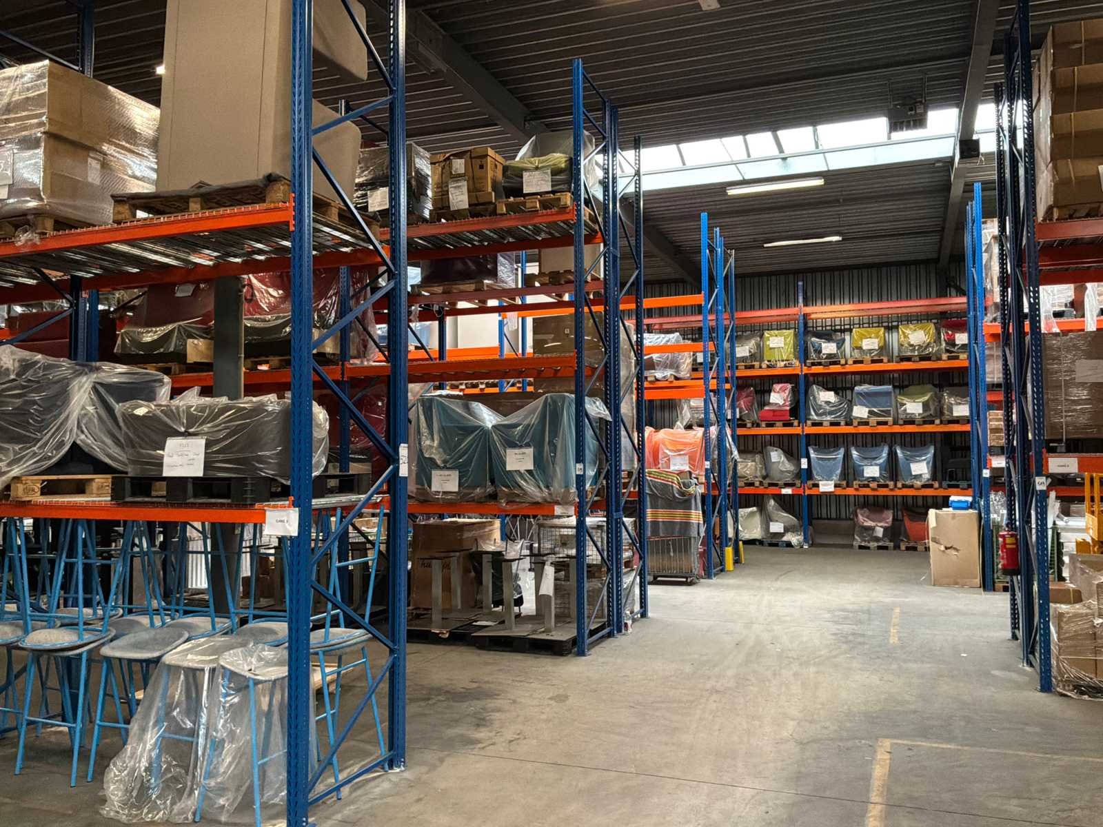 Meubilair, bordesvloeren, sandwich panelen, palletstellingen, snelloop deuren, verwarmingssystemen wegens verhuizing
