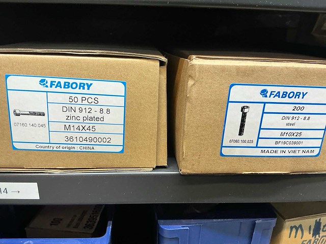 Mewaf jaloeziedeurkast met bouten, moeren en popnagels - afbeelding 2 van  17