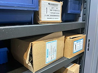 Mewaf jaloeziedeurkast met bouten, moeren en popnagels - afbeelding 3 van  17