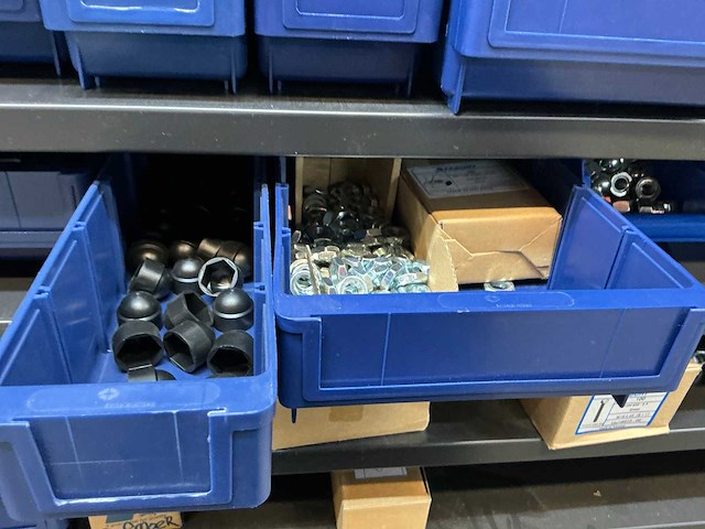 Mewaf jaloeziedeurkast met bouten, moeren en popnagels - afbeelding 4 van  17