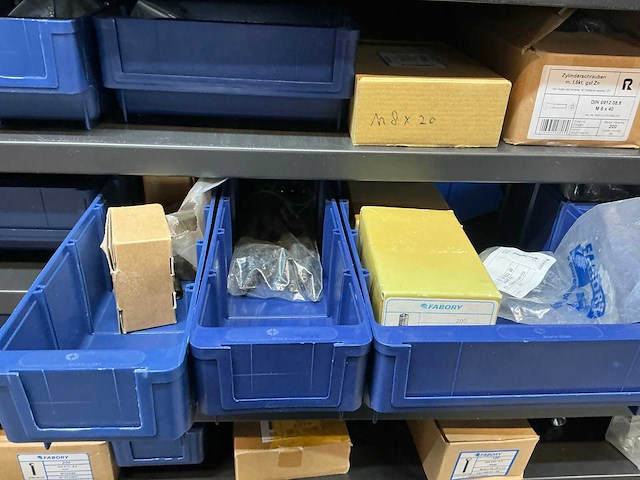 Mewaf jaloeziedeurkast met bouten, moeren en popnagels - afbeelding 5 van  17